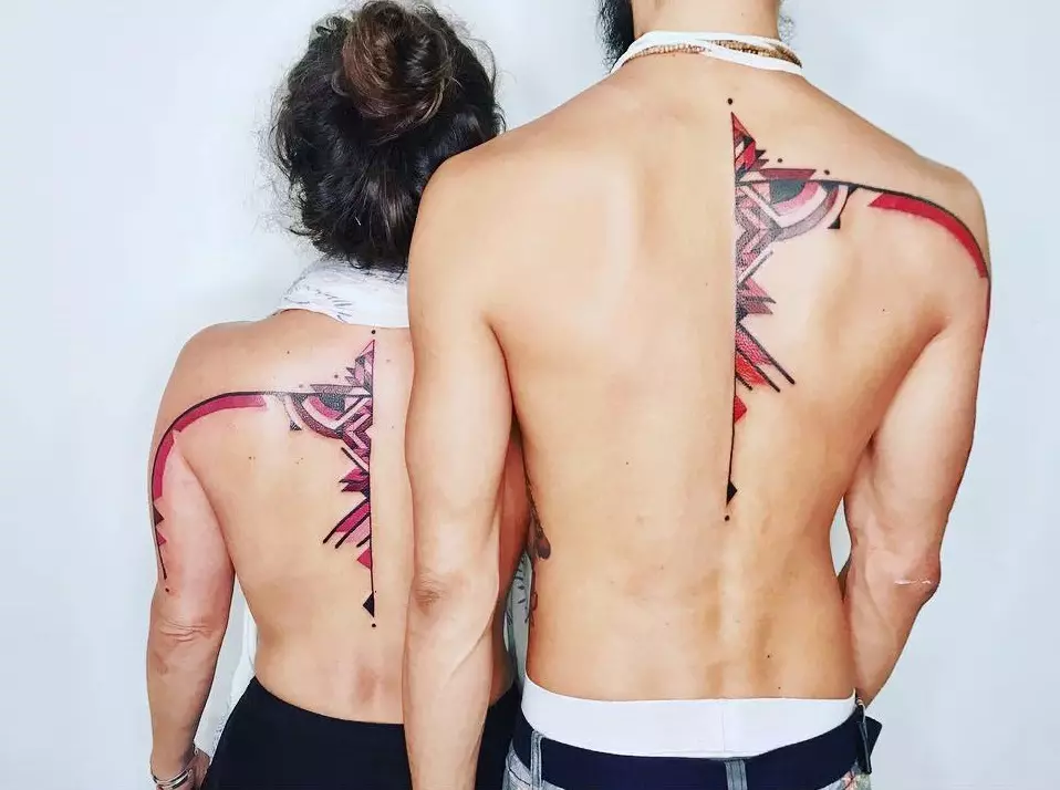 Tatuazh i çiftuar për të dashuruar (67 foto): idetë e tatuazheve të përbashkëta të vogla për një djalë dhe vajza, kuptimin, skicat dhe mbishkrimet e tyre 14256_55
