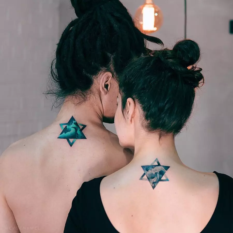 Tatuazh i çiftuar për të dashuruar (67 foto): idetë e tatuazheve të përbashkëta të vogla për një djalë dhe vajza, kuptimin, skicat dhe mbishkrimet e tyre 14256_58