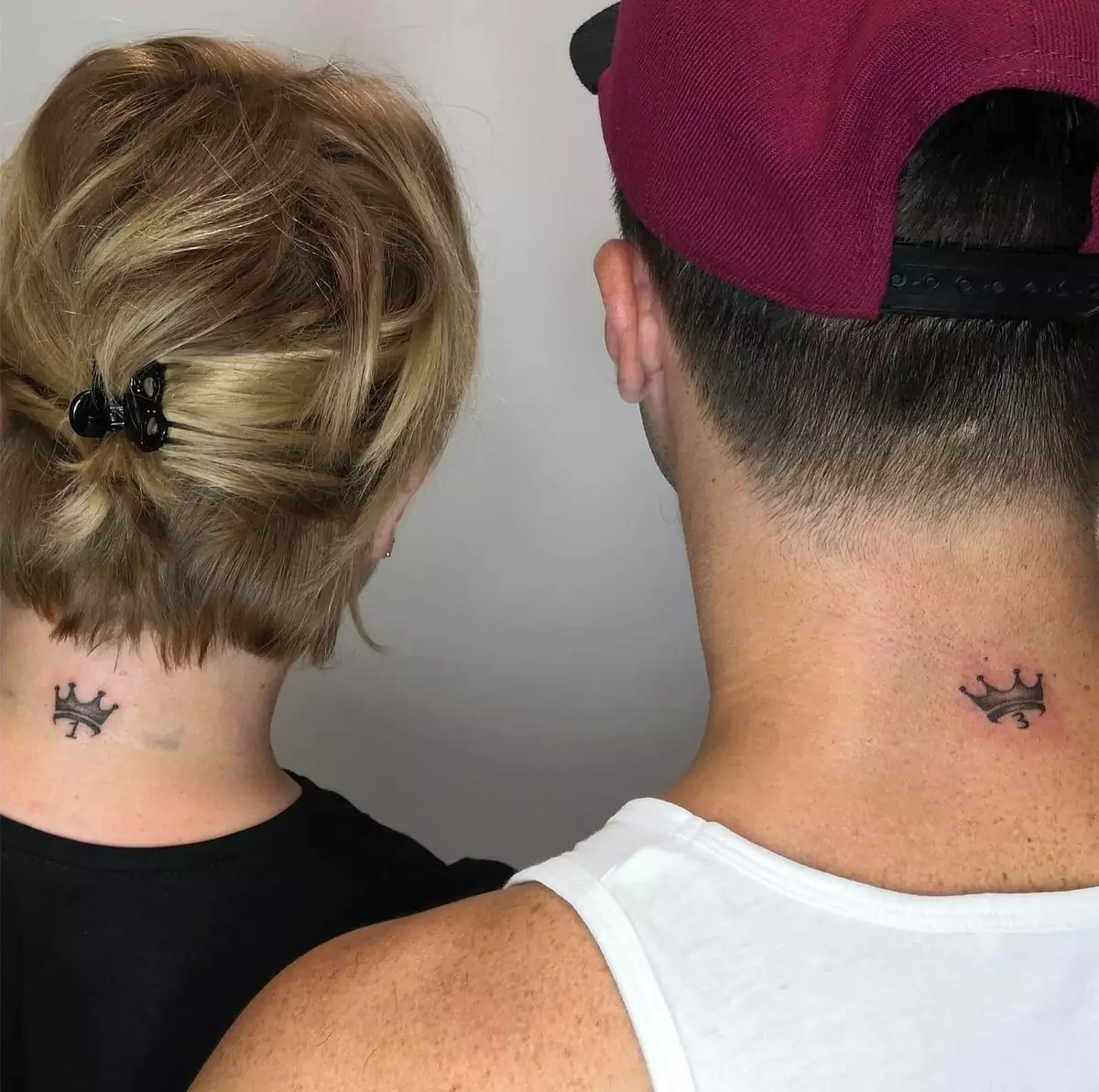 Ζευγάρι τατουάζ για τους λάτρεις (67 φωτογραφίες): Ιδέες των κοινά μικρά τατουάζ για έναν τύπο και τα κορίτσια, το νόημα, τα σκίτσα και τις επιγραφές τους 14256_59