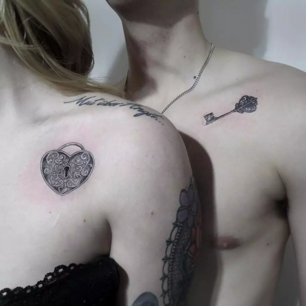 Ζευγάρι τατουάζ για τους λάτρεις (67 φωτογραφίες): Ιδέες των κοινά μικρά τατουάζ για έναν τύπο και τα κορίτσια, το νόημα, τα σκίτσα και τις επιγραφές τους 14256_60