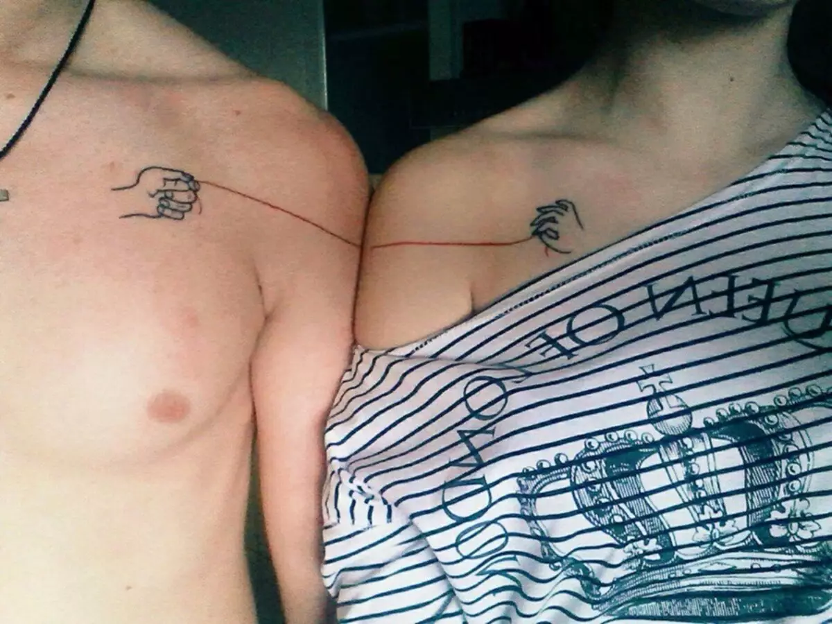 Pārī tetovējums mīļotājiem (67 fotogrāfijas): idejas kopīgu maz tetovējumiem par puisis un meitenes, to nozīme, skices un uzraksti 14256_61