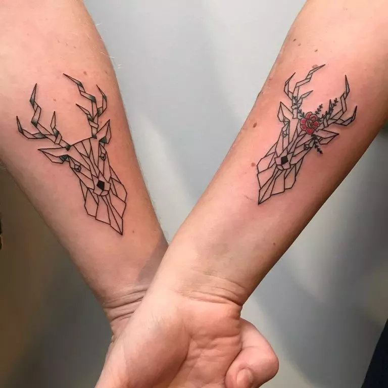 Tatuazh i çiftuar për të dashuruar (67 foto): idetë e tatuazheve të përbashkëta të vogla për një djalë dhe vajza, kuptimin, skicat dhe mbishkrimet e tyre 14256_8