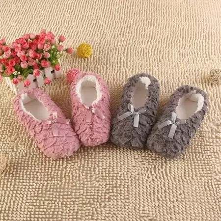 Home Slippers (77 photos): Wanita lan model anak kang digawe saka sheepskin, rajutan, Uggs lan boots, ortopedi, anget lan alus 14258_13