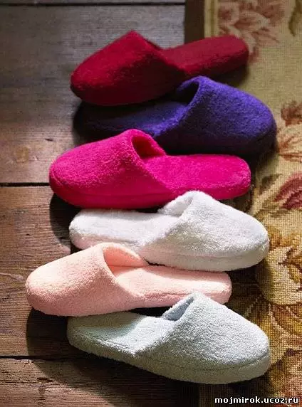 Home Slippers (77 photos): Wanita lan model anak kang digawe saka sheepskin, rajutan, Uggs lan boots, ortopedi, anget lan alus 14258_41