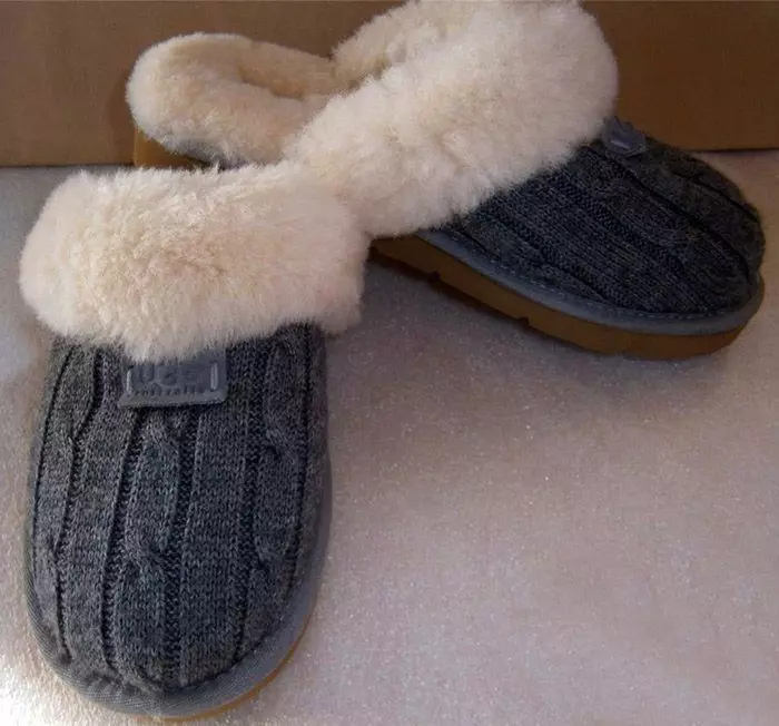 Home Slippers (77 photos): Wanita lan model anak kang digawe saka sheepskin, rajutan, Uggs lan boots, ortopedi, anget lan alus 14258_64