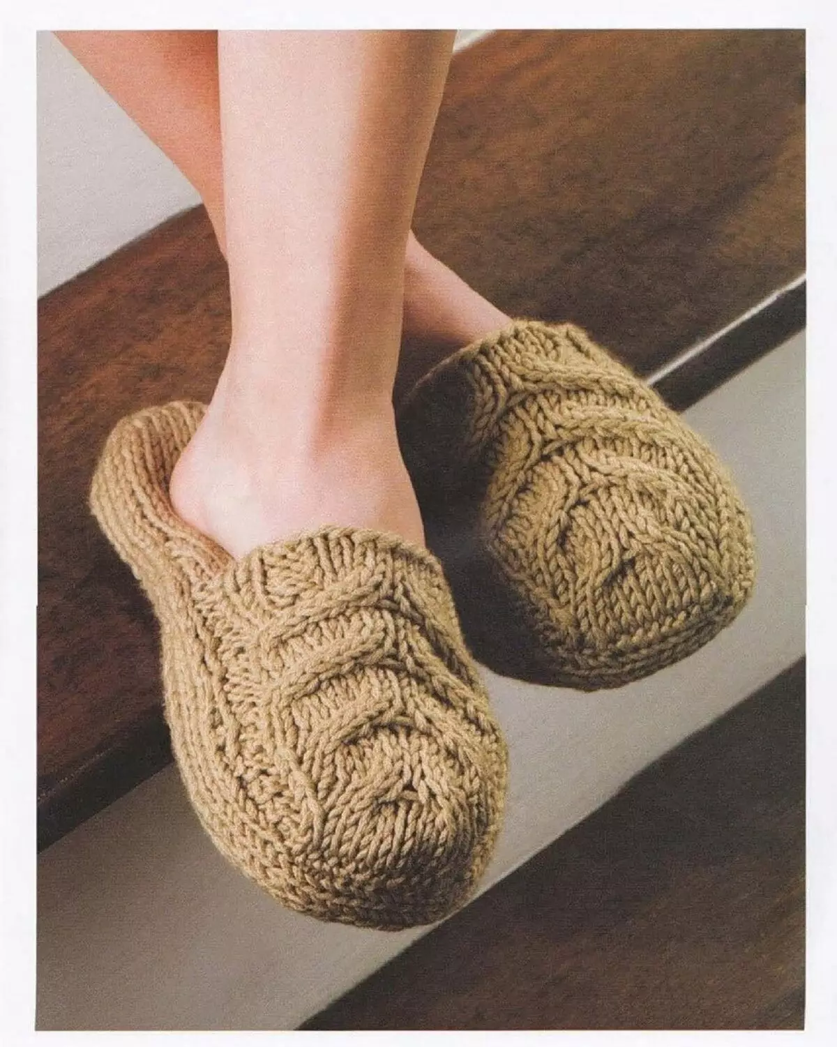 Knitted Slippers (hotuna 72): samfurin ga yara da mata a kan tafin, kyakkyawa da kuma sauƙin daki mai sauƙi - Sneakers, Jafananci, daga murabba'ai 14259_14
