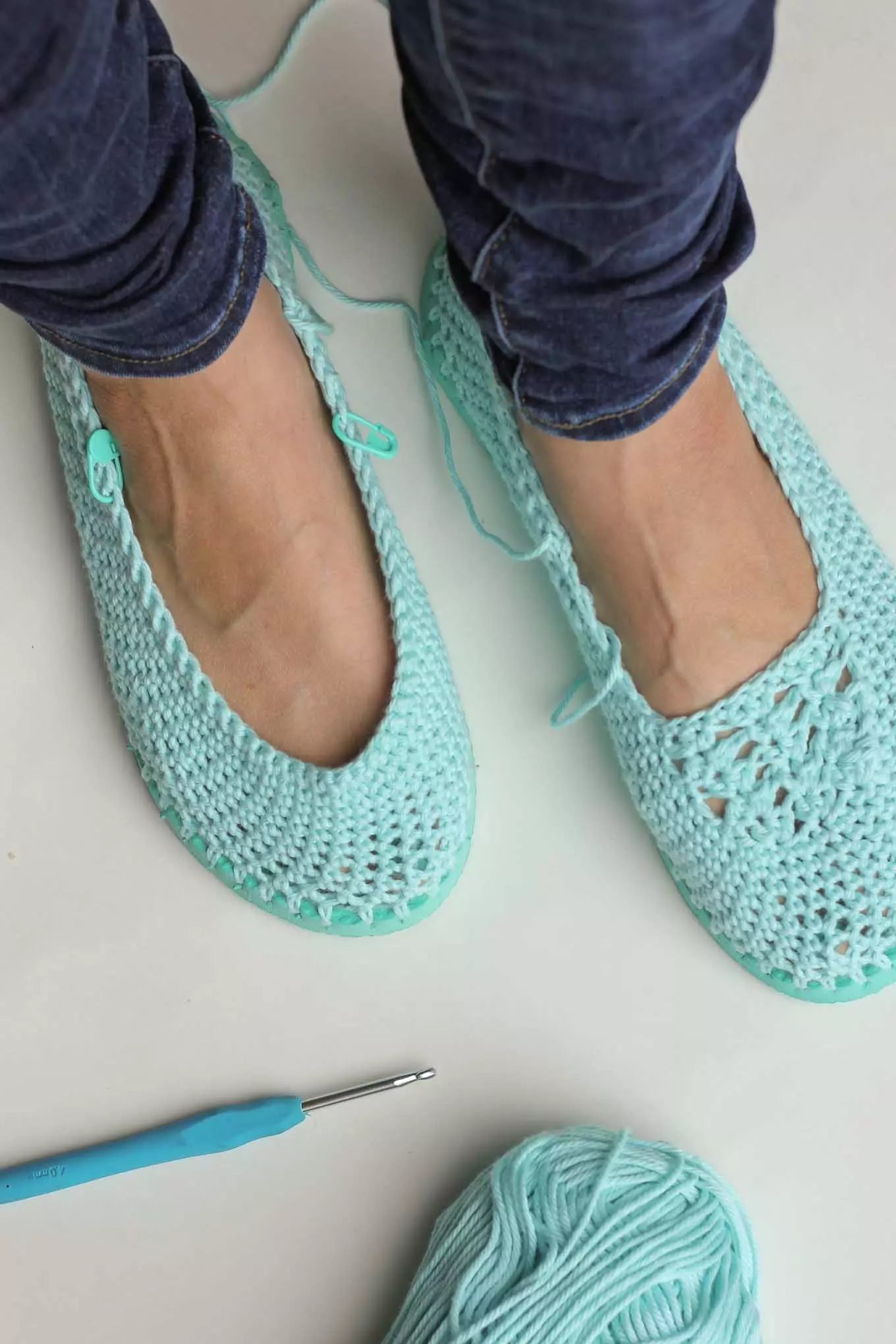 Knitted slippers (72 photos): Models for children and women on the sole, beautiful and simple room slippers - sneakers, Japanese, from squares 14259_16