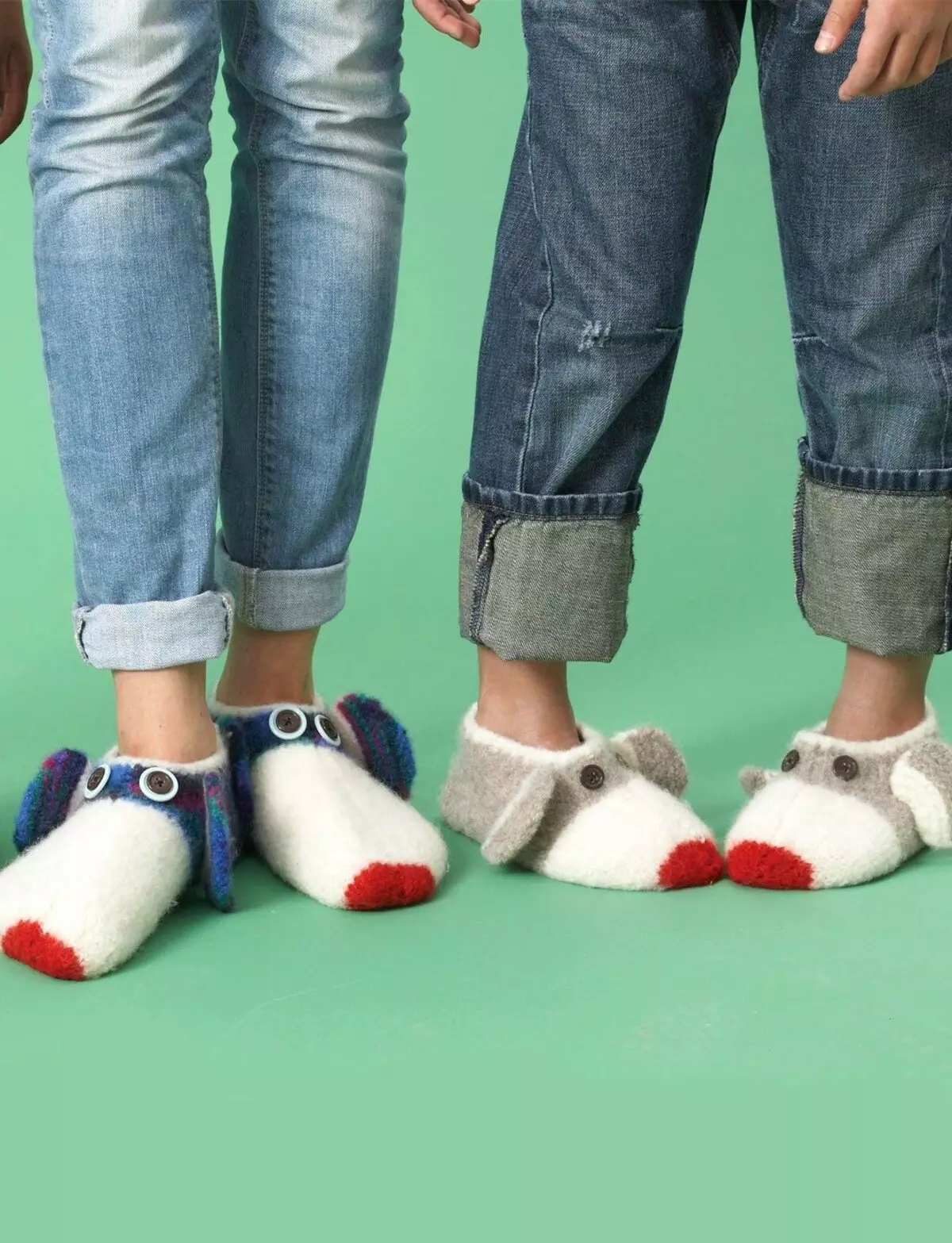 Knitted slippers (72 photos): Models for children and women on the sole, beautiful and simple room slippers - sneakers, Japanese, from squares 14259_17