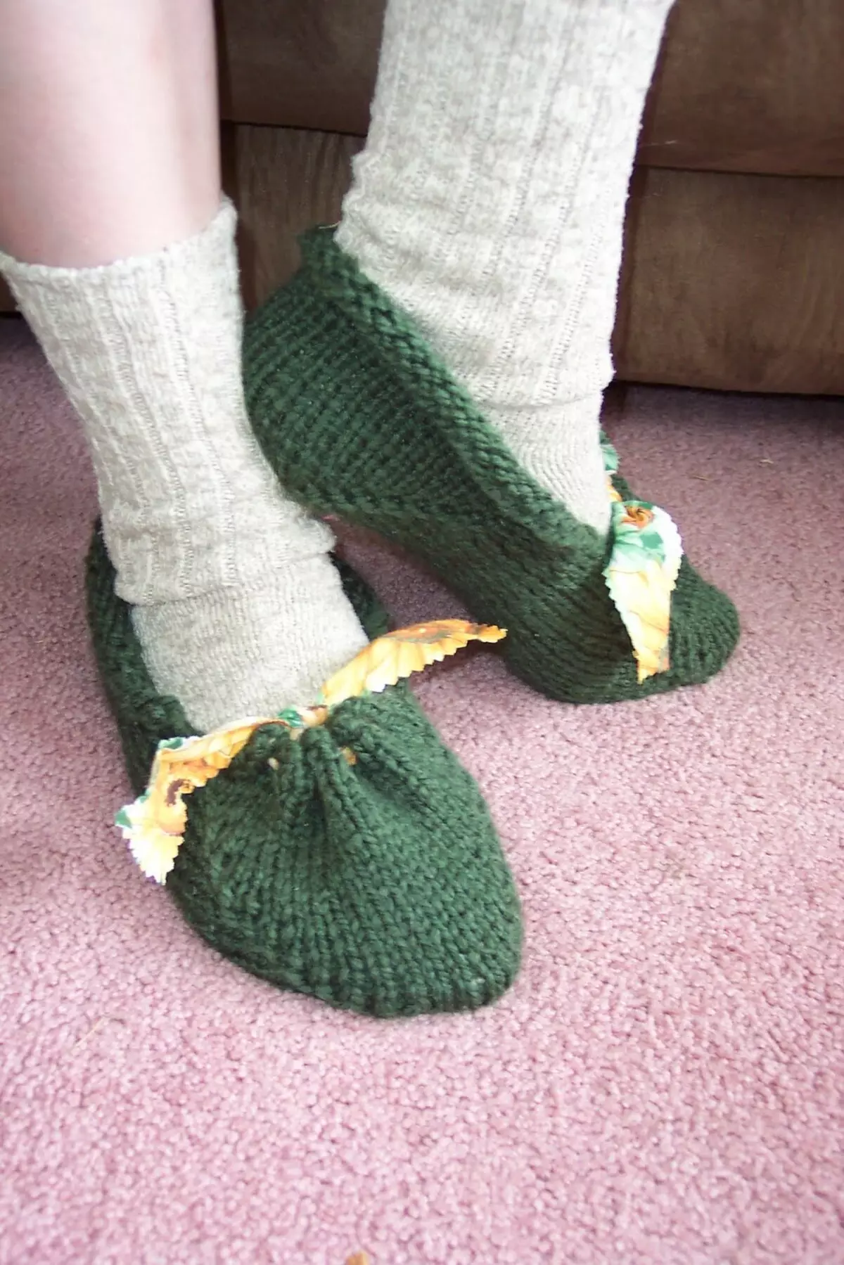 Knitted Slippers (72 sary): modely ho an'ny ankizy sy ny vehivavy amin'ny slippers tokana sy tsotra ary sneakers, japoney, avy amin'ny kianja 14259_18