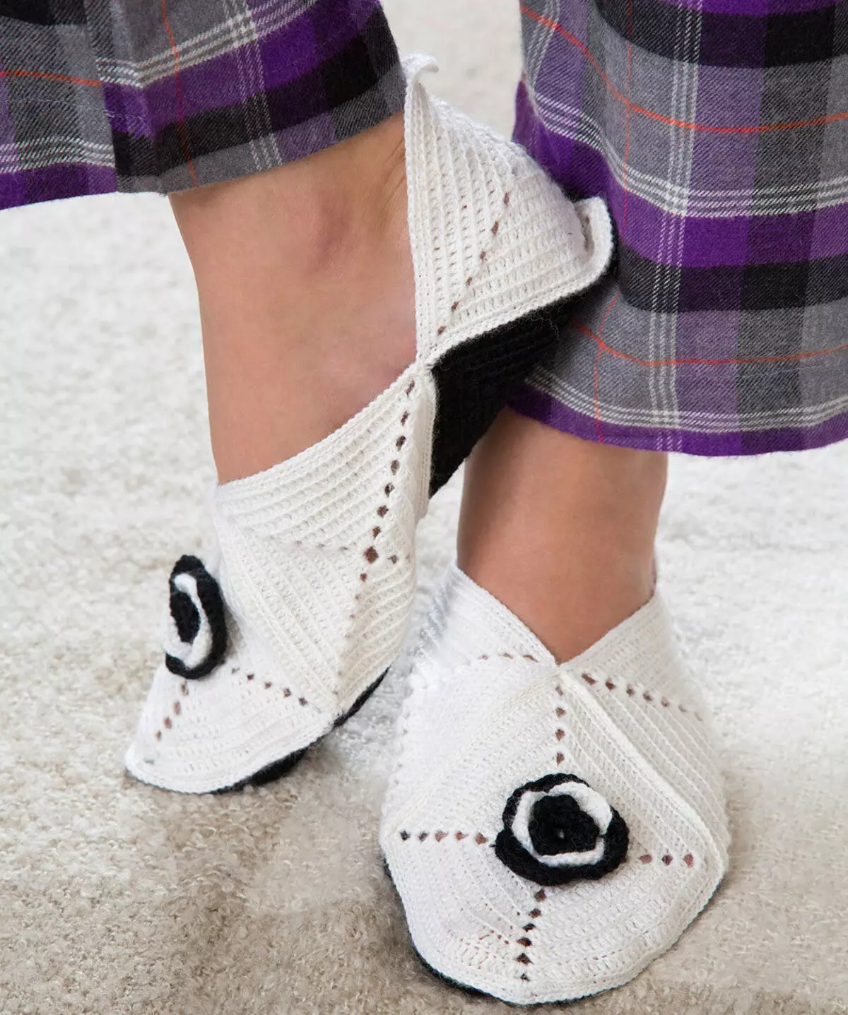 Knitted slippers (72 photos): Models for children and women on the sole, beautiful and simple room slippers - sneakers, Japanese, from squares 14259_19