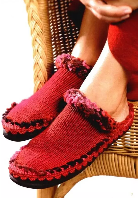 Knitted slippers (72 photos): Models for children and women on the sole, beautiful and simple room slippers - sneakers, Japanese, from squares 14259_2