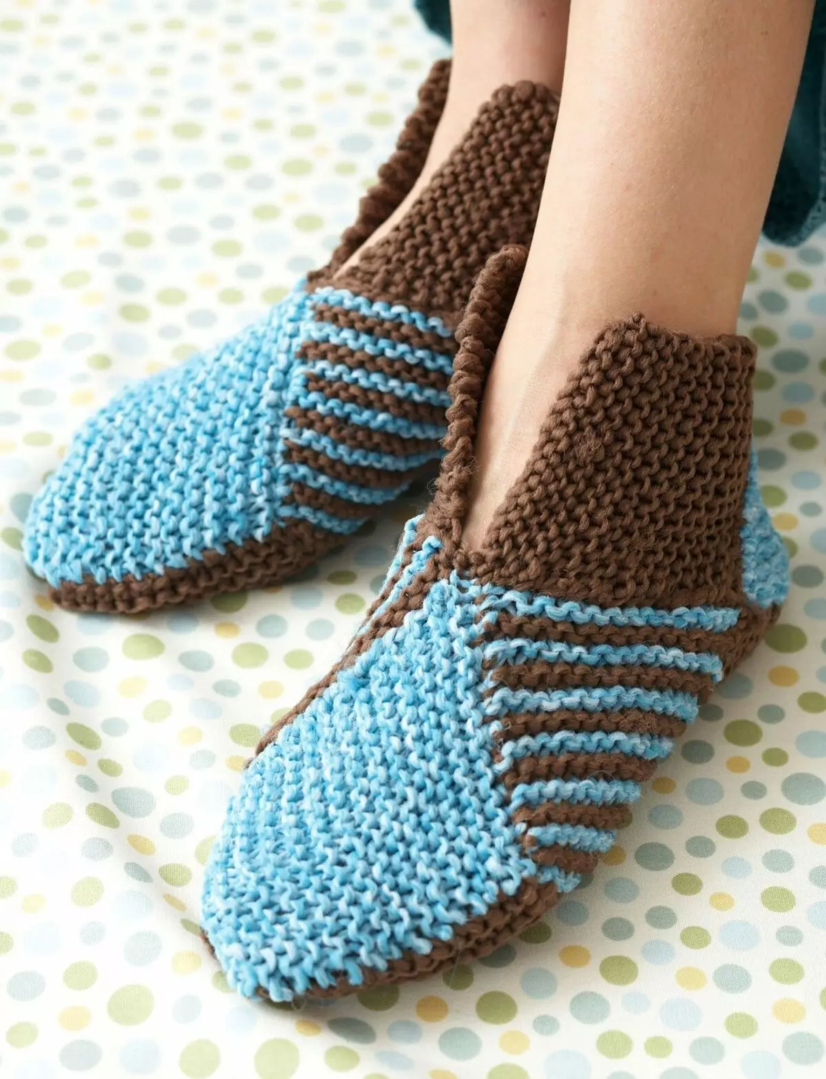 Knitted گهري (72 فوٽن): اڪيلي تي ٻارن ۽ عورتن لاء ماڊلز جي، سهڻي ۽ سادي ڪمري گهري - sneakers، جاپاني، squares کان 14259_20
