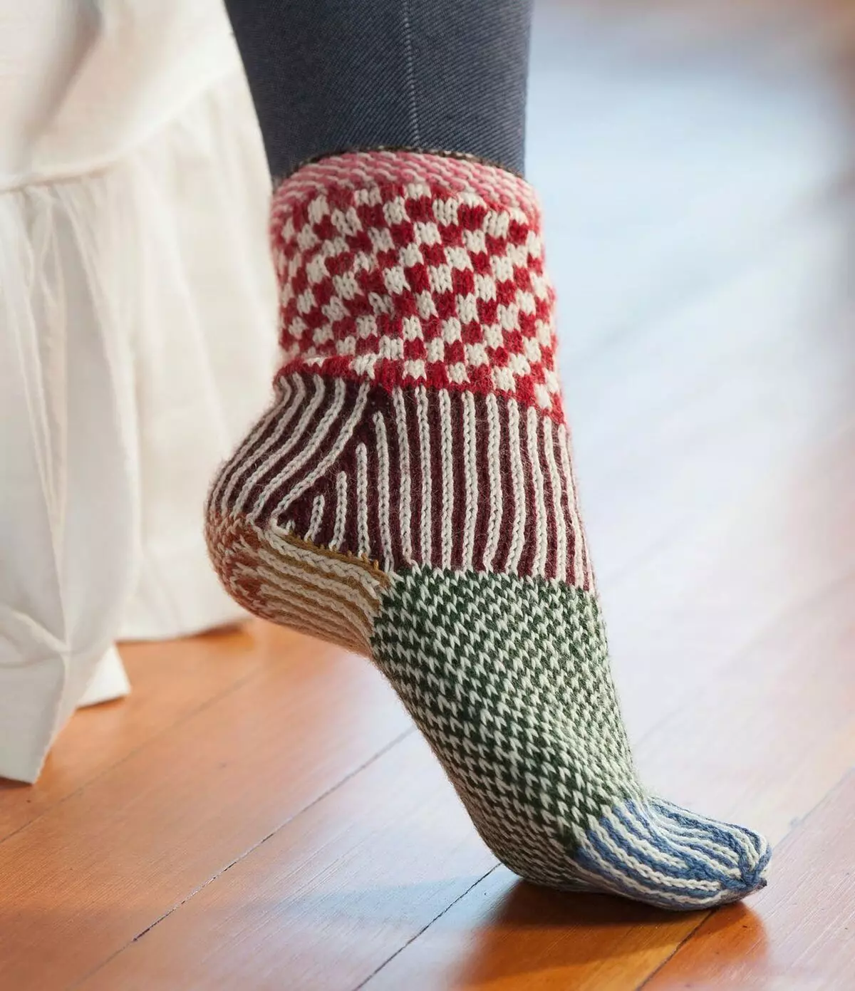 Knitted Slippers (hotuna 72): samfurin ga yara da mata a kan tafin, kyakkyawa da kuma sauƙin daki mai sauƙi - Sneakers, Jafananci, daga murabba'ai 14259_27