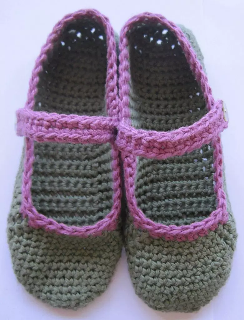 Knitted Slippers (72 sary): modely ho an'ny ankizy sy ny vehivavy amin'ny slippers tokana sy tsotra ary sneakers, japoney, avy amin'ny kianja 14259_32