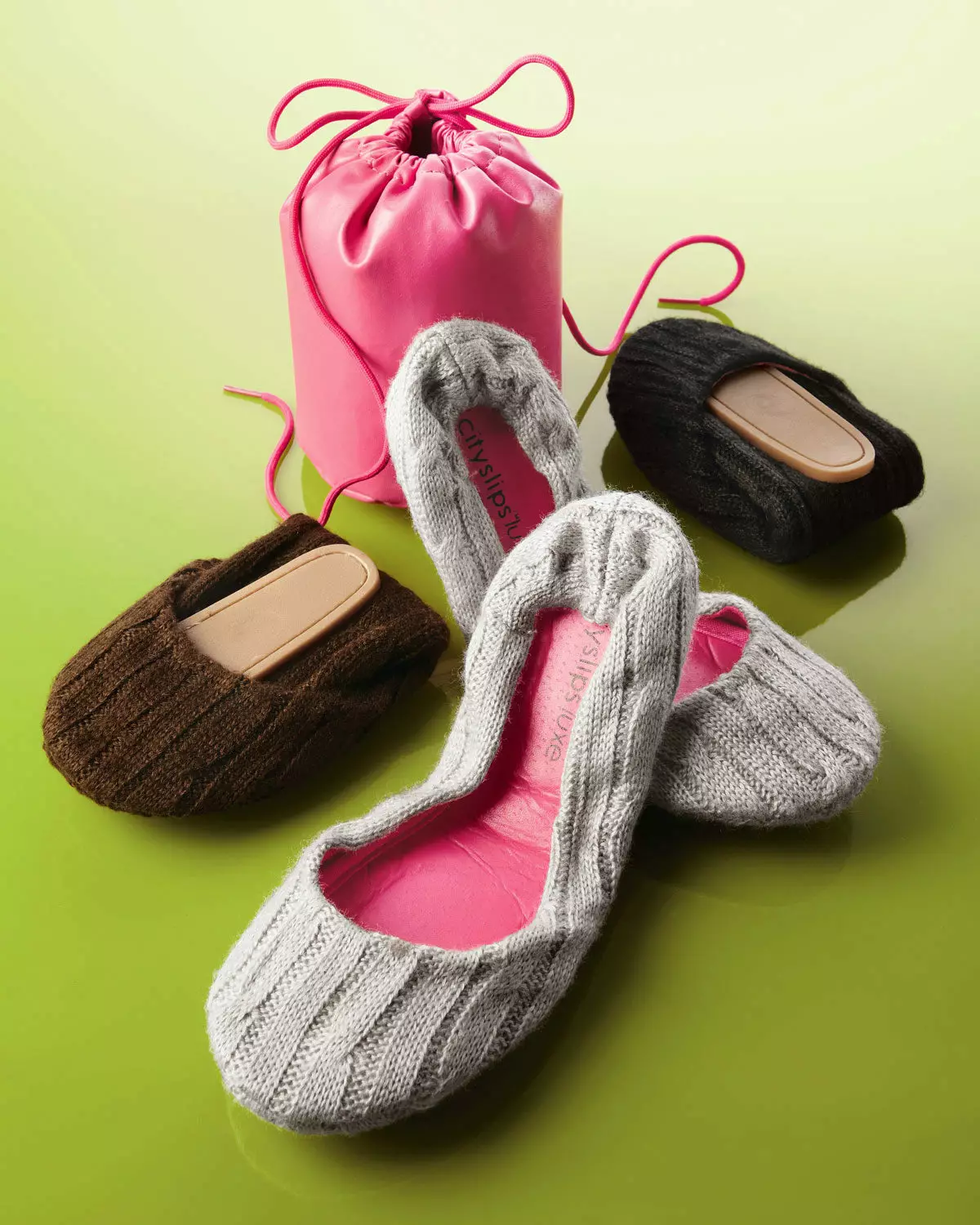 Pletené pantofle (72 fotek): modely pro děti a ženy na jediné, krásné a jednoduché pantofle - tenisky, japonština, z čtverců 14259_46