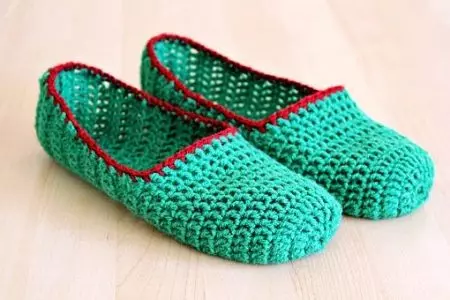 Gebreide slippers (72 foto's): Modellen voor kinderen en vrouwen op de zool, mooie en eenvoudige kamer slippers - sneakers, japans, van vierkanten 14259_57
