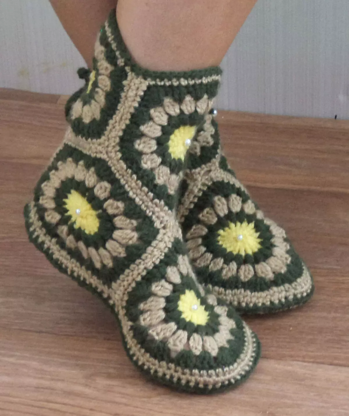 Knitted Slippers (72 foto's): Modellen foar bern en froulju op 'e sole, prachtige en ienfâldige keamer slippers - sneakers, Japansk, út fjilden 14259_62