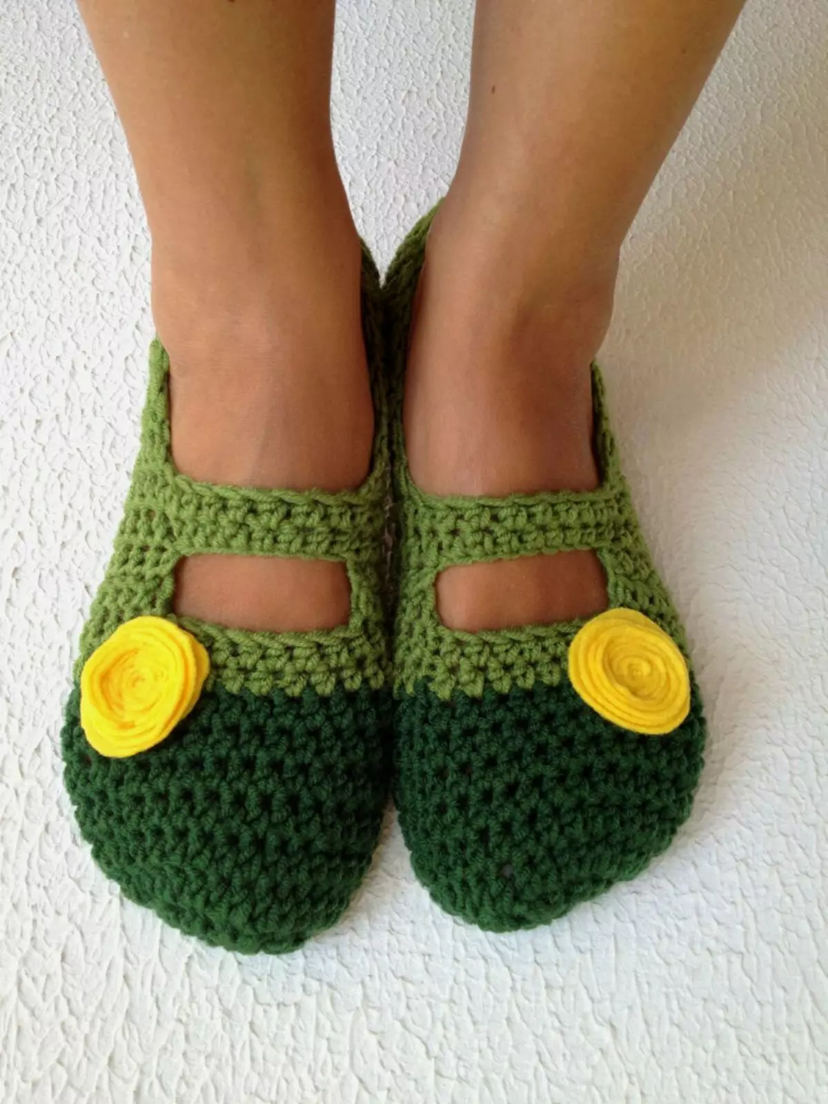 Slippers knitted (picha 72): Mifano kwa watoto na wanawake kwa pekee, nzuri na rahisi chumba slippers - sneakers, Kijapani, kutoka mraba 14259_67