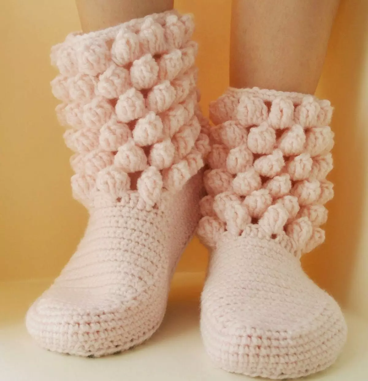 Knitted slippers (72 photos): Models for children and women on the sole, beautiful and simple room slippers - sneakers, Japanese, from squares 14259_69