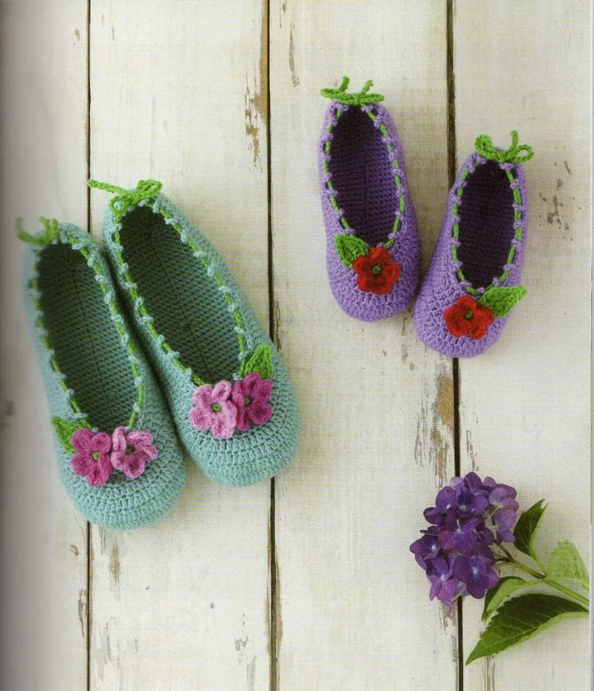 Knitted Slippers (72 foto's): Modellen foar bern en froulju op 'e sole, prachtige en ienfâldige keamer slippers - sneakers, Japansk, út fjilden 14259_9