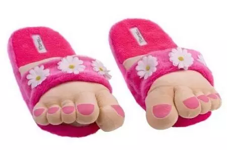 Indoor slippers (88 Fotoen): Fraen d'blo a schwaarz Modeller fir doheem, New Joer a fir Gäscht, cool aus Fuzzy Frënn 14262_55
