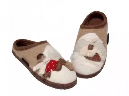 Indoor slippers (88 Fotoen): Fraen d'blo a schwaarz Modeller fir doheem, New Joer a fir Gäscht, cool aus Fuzzy Frënn 14262_75