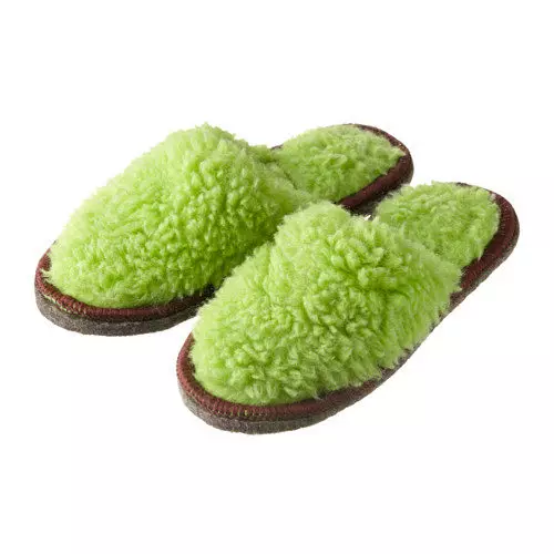 Indoor slippers (88 Fotoen): Fraen d'blo a schwaarz Modeller fir doheem, New Joer a fir Gäscht, cool aus Fuzzy Frënn 14262_77