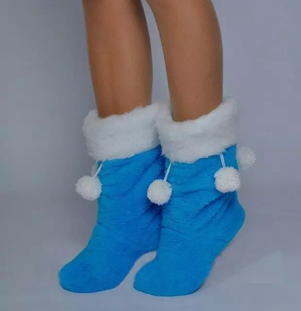 Indoor slippers (88 Fotoen): Fraen d'blo a schwaarz Modeller fir doheem, New Joer a fir Gäscht, cool aus Fuzzy Frënn 14262_83