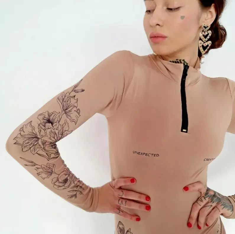 Telo s tetovaním: prehľad o ženskej kombinéze s výkresmi vo forme tetovania, čiernych a iných modelov 14266_7