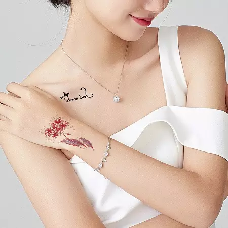 Tatuagem traduzida (45 fotos): Como colar tatuagens temporárias-adesivos no corpo? Tattooo-sardas no rosto e outra tatuagem que segura por um longo tempo 14269_16