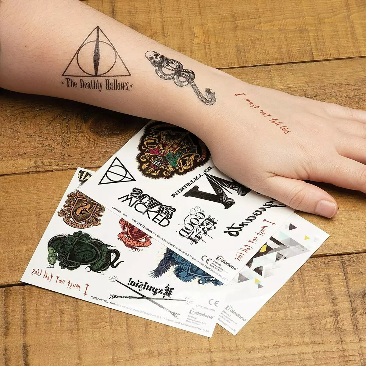 Översatt tatuering (45 bilder): Hur man limar tillfälliga tatueringar-klistermärken på kroppen? Tattooo-fräknar på ansiktet och annan tatuering som håller länge 14269_18