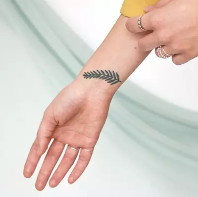 Išverstas tatuiruotė (45 nuotraukos): kaip klijuoti laikinus tatuiruotes lipdukus ant kūno? Tatuiruotės-strazdanos ant veido ir kitos tatuiruotės, kuri užima ilgą laiką 14269_23