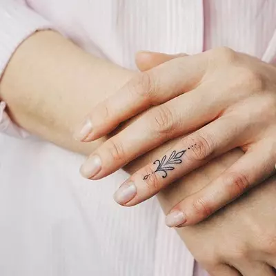 Преведена тетоважа (45 фотографија): Како лепити привремене налепнице за тетоваже на телу? Таттоо-пеге на лицу и другој тетоваже који се дуго држе 14269_26