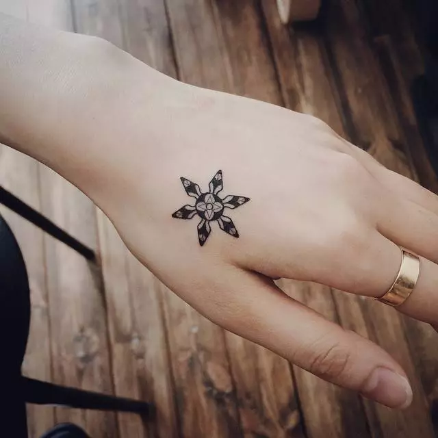 Oversat Tattoo (45 Billeder): Sådan limer du midlertidige tatoveringer-klistermærker på kroppen? Tattooo-freckles på ansigtet og anden tatovering, der holder i lang tid 14269_27