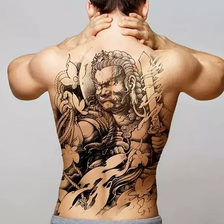Översatt tatuering (45 bilder): Hur man limar tillfälliga tatueringar-klistermärken på kroppen? Tattooo-fräknar på ansiktet och annan tatuering som håller länge 14269_33