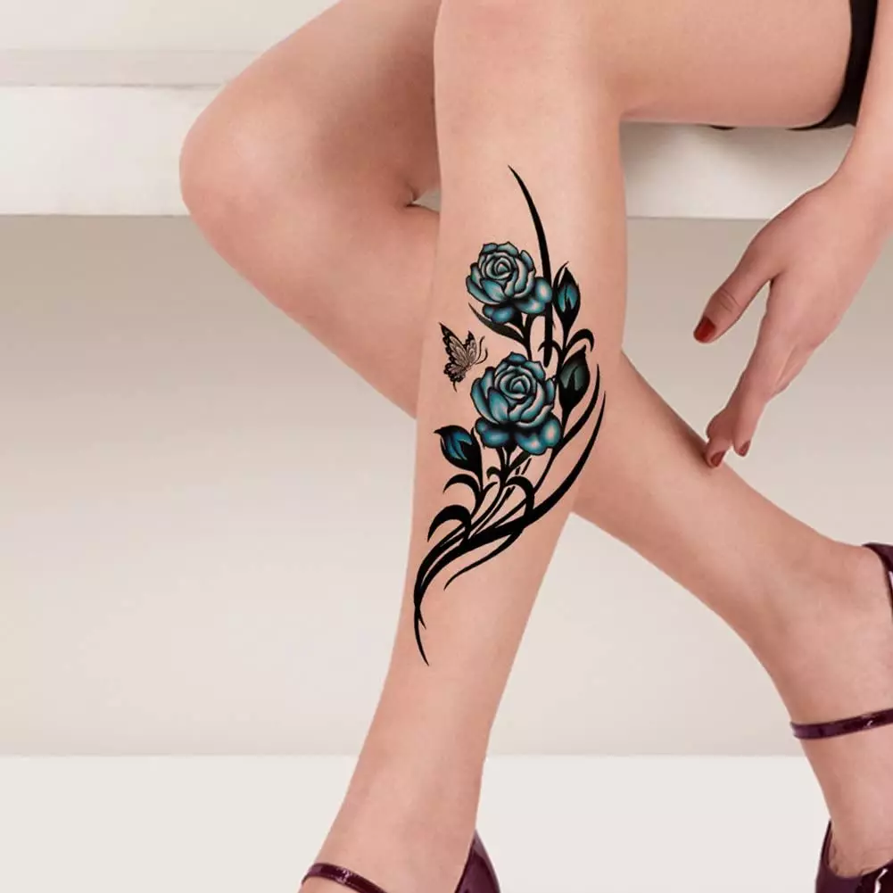 Tatuazh i përkthyer (45 foto): Si të ngjitni tatuazhet e përkohshme në trup? Tattooo-freckles në fytyrë dhe tatuazh të tjera që mbajnë për një kohë të gjatë 14269_36