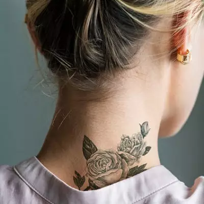 Translated Tattoo (45 argazki): Nola kola aldi baterako tatuaje-eranskailuak gorputzean? Tatuaje-freckles aurpegian eta denbora luzez mantentzen diren beste tatuaje batzuk 14269_37