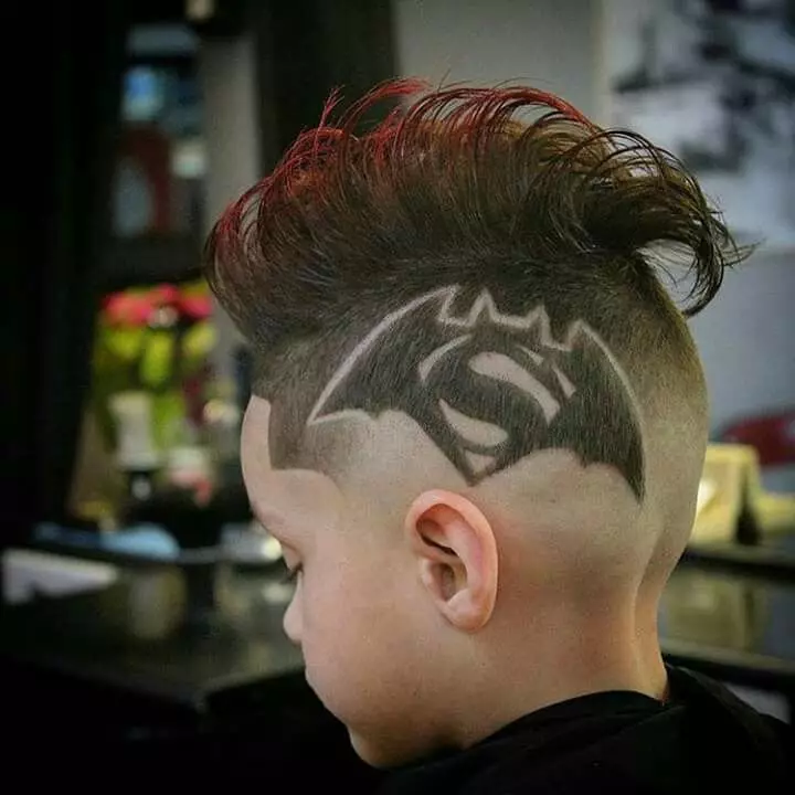 Тетоважа на косата (87 фотографии): идеи за момчиња, девојки и мажи. Молња на коса и веб, други опции за деца и фризури за возрасни 14270_17