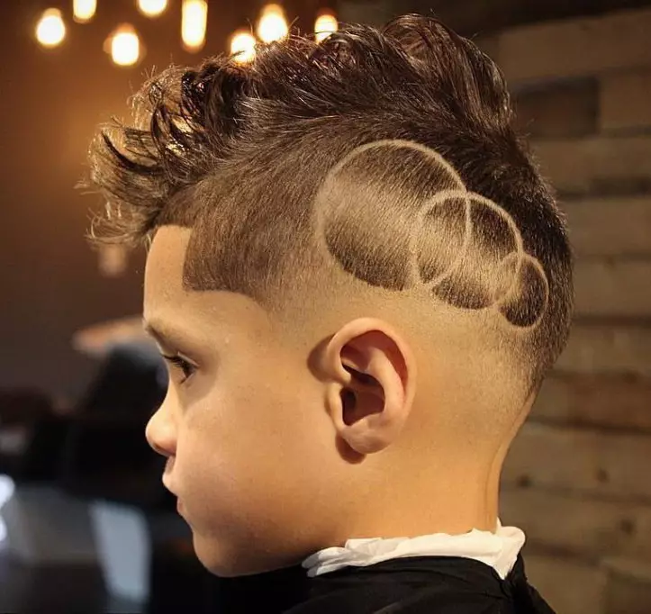 Hair tattoo (87 фото): ідеї для хлопчиків, дівчат і чоловіків. Блискавка на волоссі і павутина, інші варіанти дитячих і дорослих стрижок 14270_18