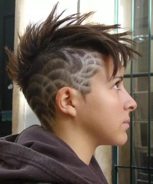 Tatuaje del pelo (87 fotos): ideas para niños, niñas y hombres. Relámpagos en el cabello y la web, otras opciones para niños y cortes de pelo adultos. 14270_19