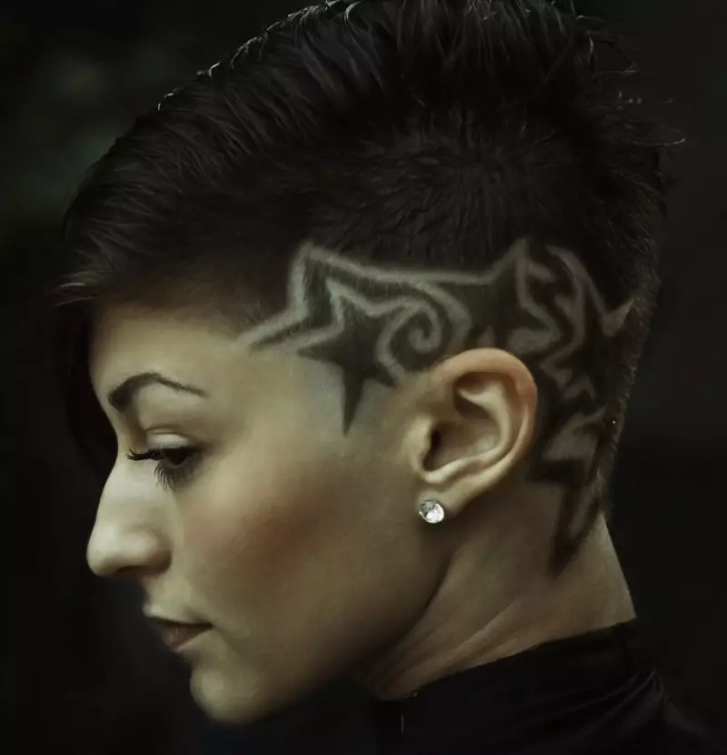 Тетоважа на косата (87 фотографии): идеи за момчиња, девојки и мажи. Молња на коса и веб, други опции за деца и фризури за возрасни 14270_24