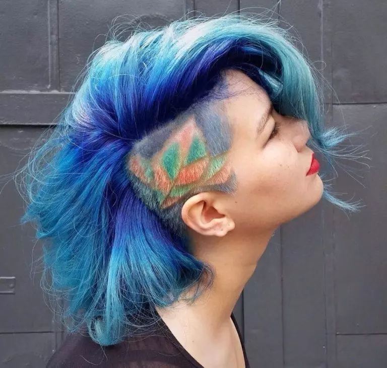Тетоважа на косата (87 фотографии): идеи за момчиња, девојки и мажи. Молња на коса и веб, други опции за деца и фризури за возрасни 14270_25