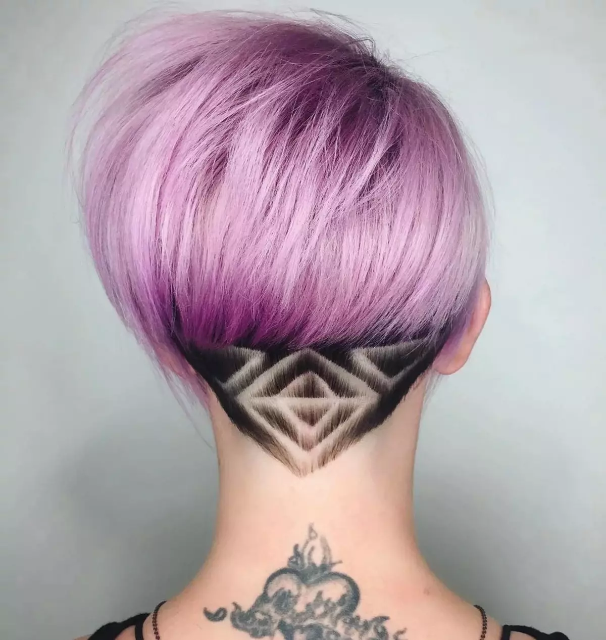 Тетоважа на косата (87 фотографии): идеи за момчиња, девојки и мажи. Молња на коса и веб, други опции за деца и фризури за возрасни 14270_26