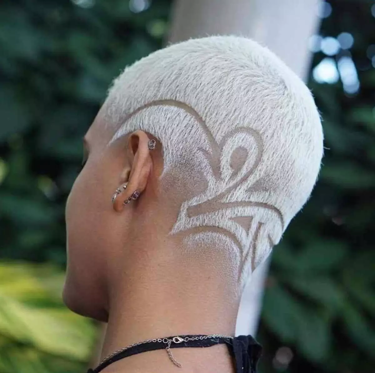 Hair tattoo (87 фото): ідеї для хлопчиків, дівчат і чоловіків. Блискавка на волоссі і павутина, інші варіанти дитячих і дорослих стрижок 14270_32