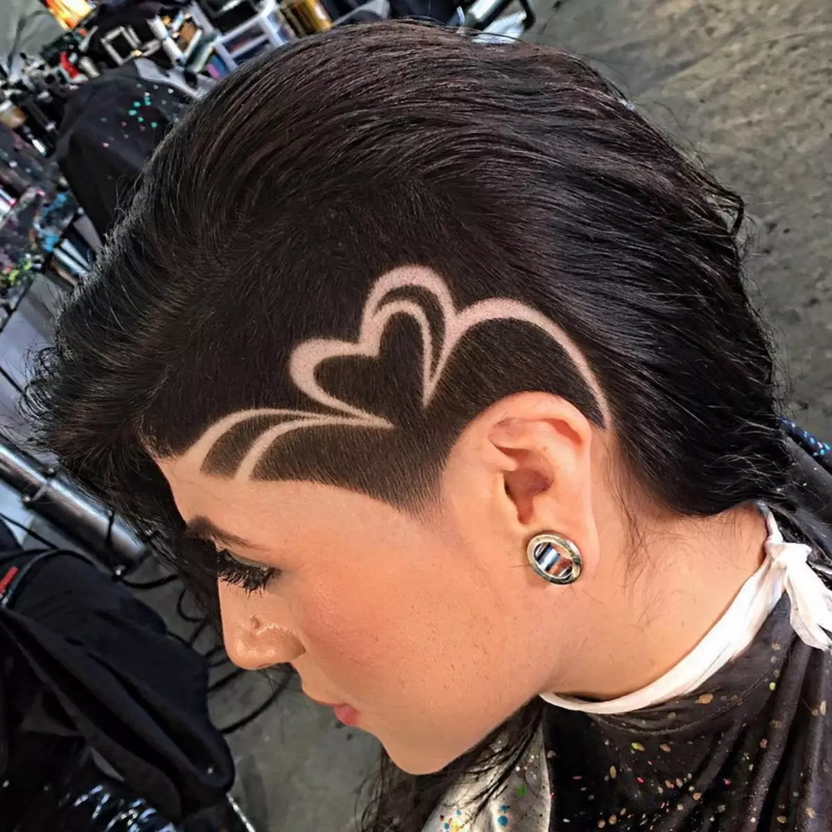 Hair tattoo (87 фото): ідеї для хлопчиків, дівчат і чоловіків. Блискавка на волоссі і павутина, інші варіанти дитячих і дорослих стрижок 14270_36