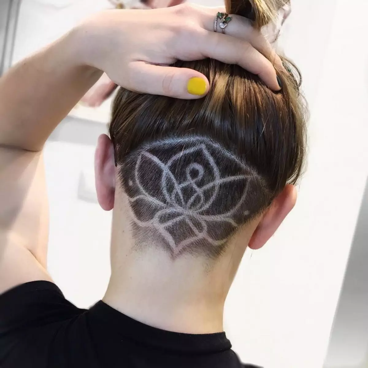 Hair Tattoo (87 bilder): Idéer för pojkar, tjejer och män. Blixt på hår och webb, andra alternativ för barn och vuxna hårklippningar 14270_53