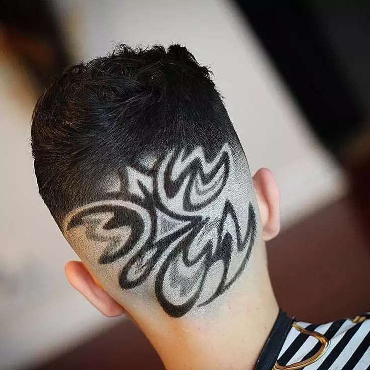 Hair Tattoo (87 bilder): Idéer för pojkar, tjejer och män. Blixt på hår och webb, andra alternativ för barn och vuxna hårklippningar 14270_60