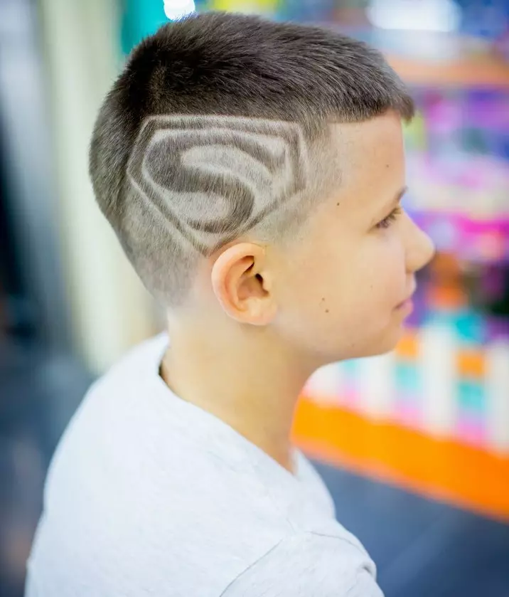 头发纹身（87张照片）：男孩，女孩和男人的想法。闪电在头发和网络上，儿童和成人发型的其他选择 14270_82