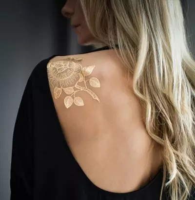 Flash Tattoo (42 foto's): wat is het? Tatoeage op het lichaam en haar, gouden stickers en anderen. Hoe tijdelijke tatoeages toe te passen en hoeveel houden ze vast? 14271_15
