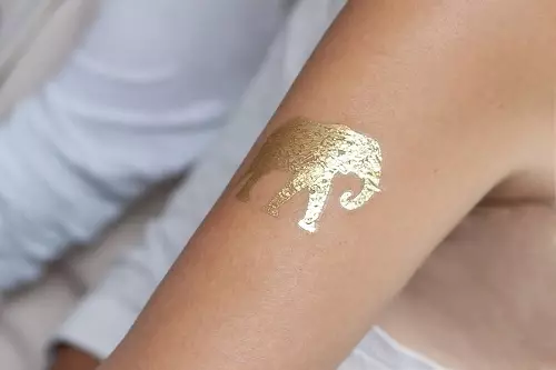 Flash Tattoo (42 foto): Apa itu? Tato pada tubuh dan rambut, stiker emas dan lainnya. Bagaimana cara mengoleskan tato temporer dan berapa banyak yang mereka pegang? 14271_21